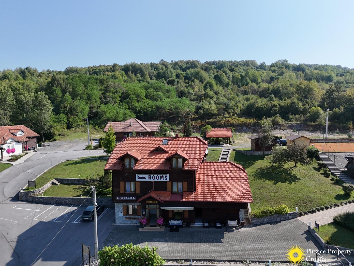 Hotel with 9 guest rooms with barbecue and swimming pool in Rakovica ...