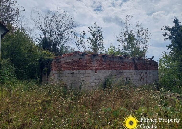 Large Landholding with Building Zone and Forest in Suhodol Budački