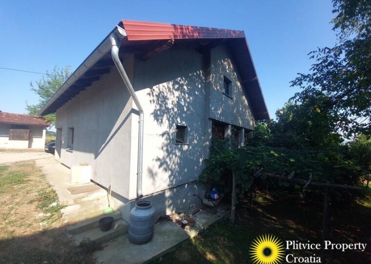 Family Estate with 29,618 m² of Land in Široka Rijeka