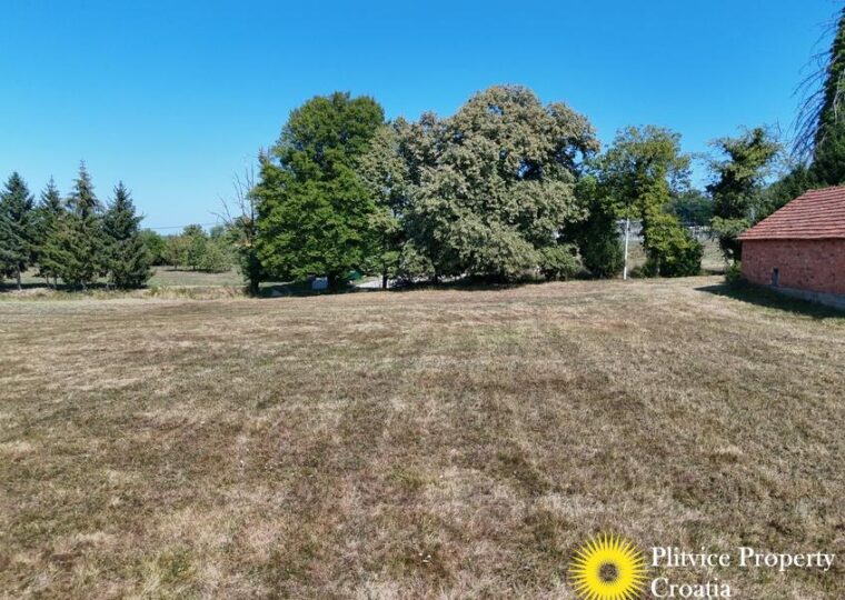Large Building Plot in Mala Švarča Near Karlovac