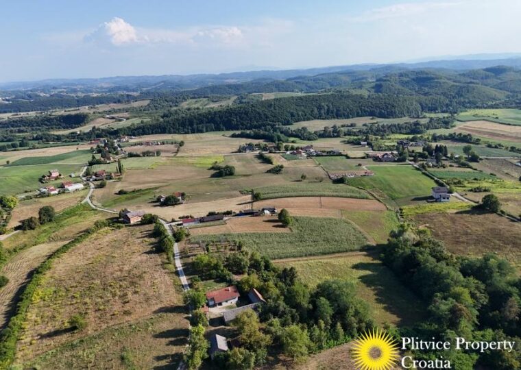 Family Estate with 29,618 m² of Land in Široka Rijeka
