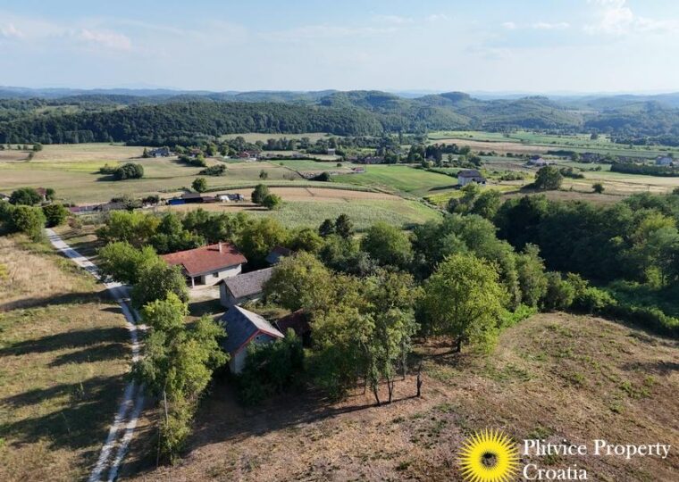 Family Estate with 29,618 m² of Land in Široka Rijeka
