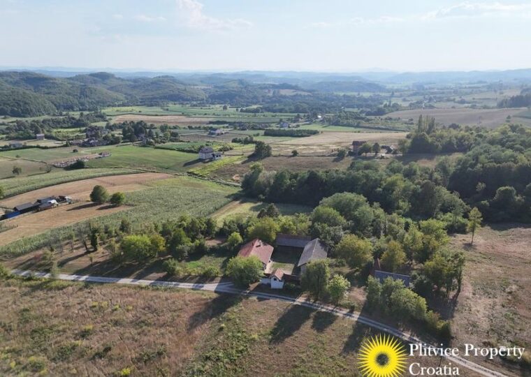 Family Estate with 29,618 m² of Land in Široka Rijeka