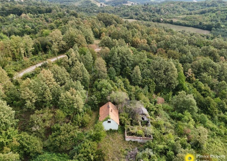 Veliko zemljišče z gradbeno cono in gozdom v Suhodolu Budačkom