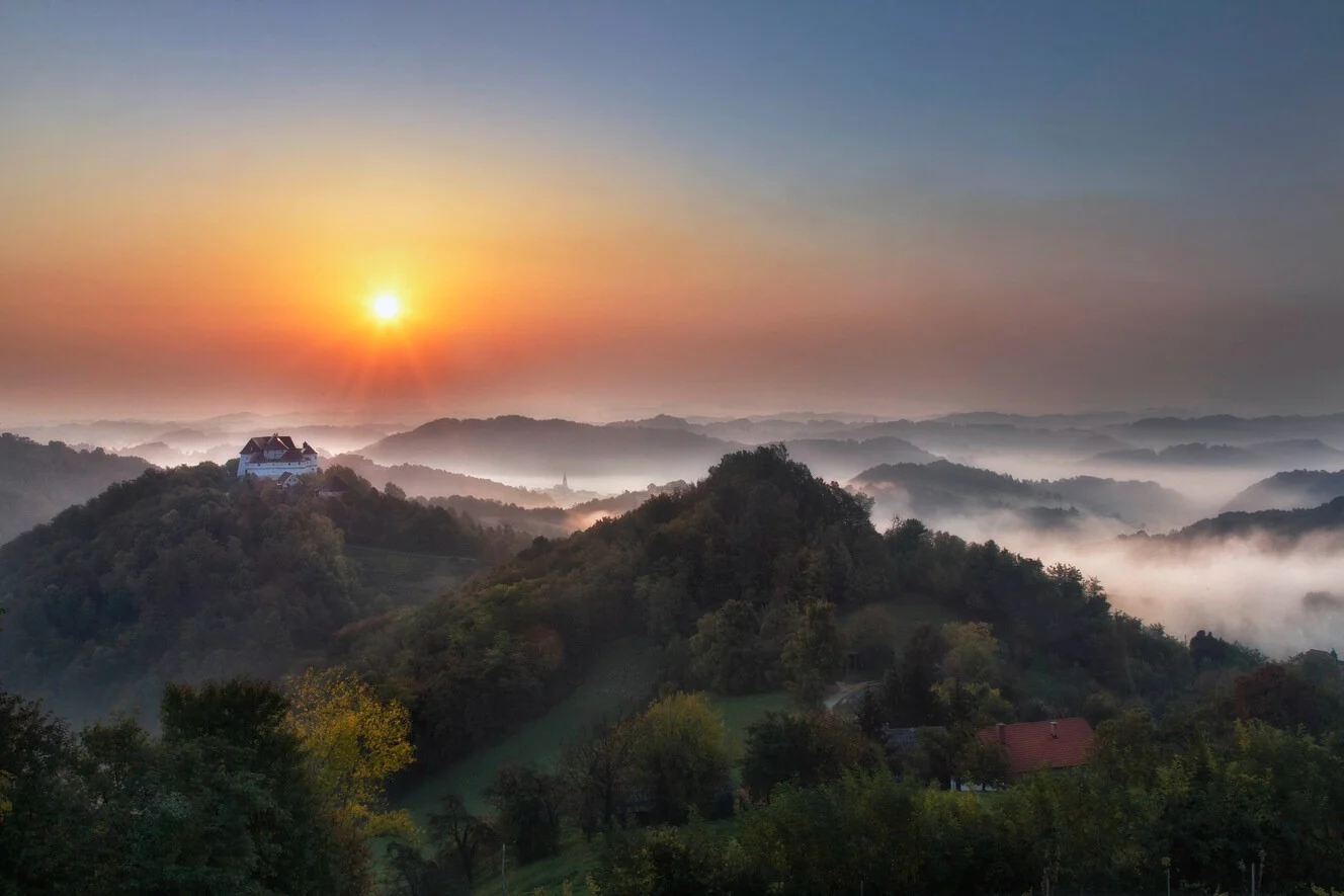 Sunrise over misty Croatian hills — René Pronk